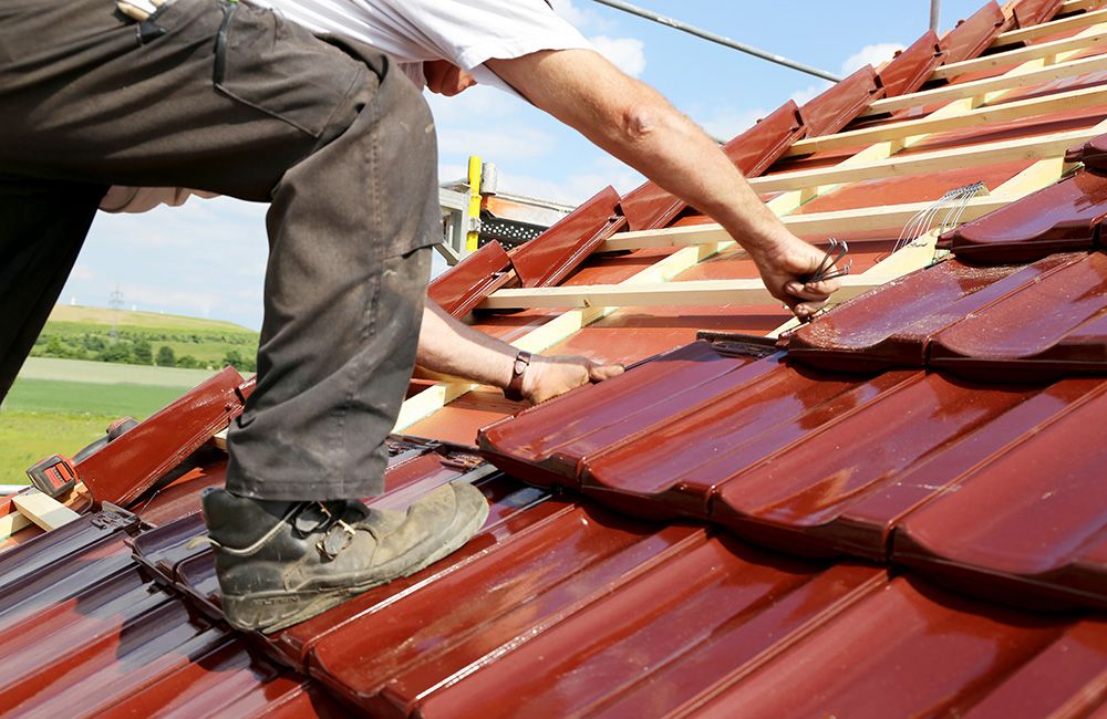 Dachdecker bei der Arbeit